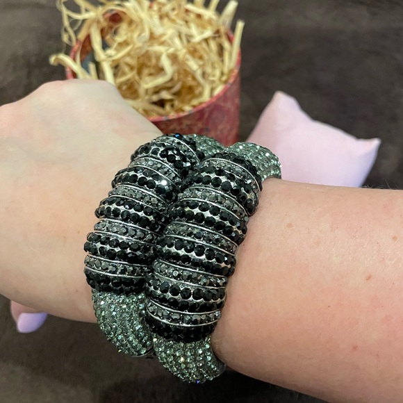 set of 2 white/black crystals bangle bracelets with gift box - Picture 4 of 5